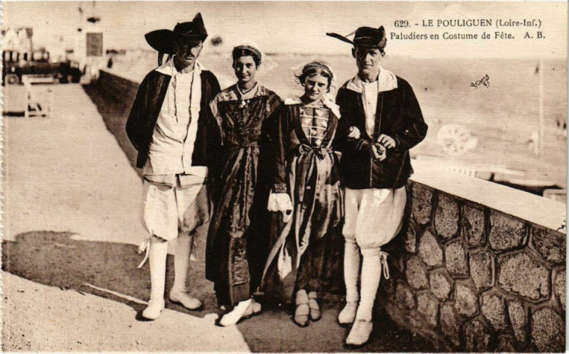Carte postale ancienne Le Pouliguen - Paludiers en Costume de Fete au Pouliguen