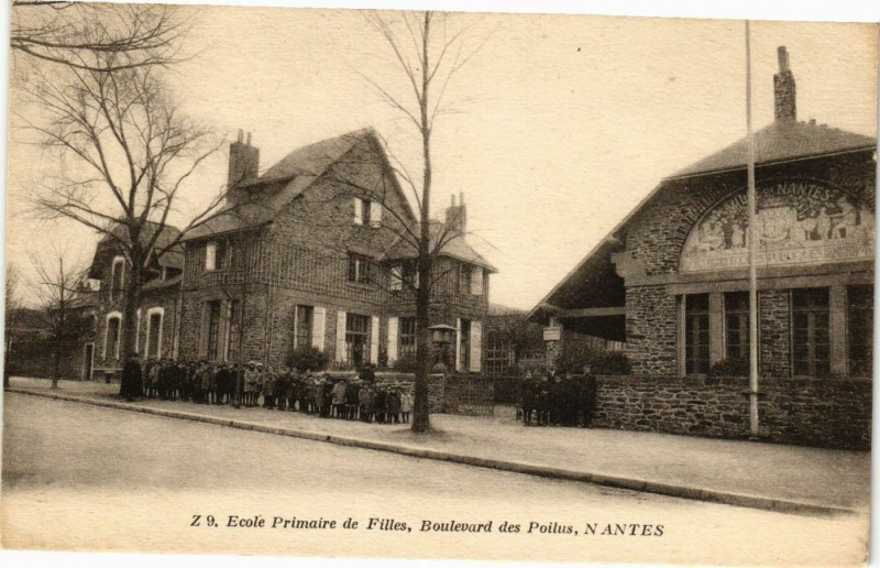 Carte postale ancienne Ecole Primaire de Filles Boulevard des Poilus Nantes à Nantes