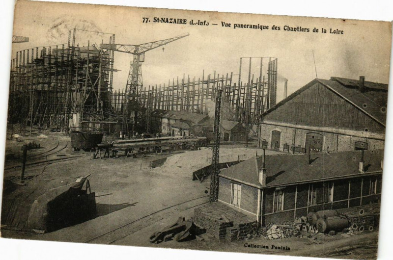 Carte postale ancienne Saint-Nazaire - Vue panoramique des Chantiers de la Loire à Saint-Nazaire