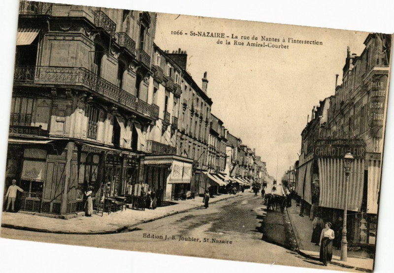 Carte postale ancienne Saint-Nazaire - La rue de Nantes a l'intersection de la Rue Amiral... à Saint-Nazaire