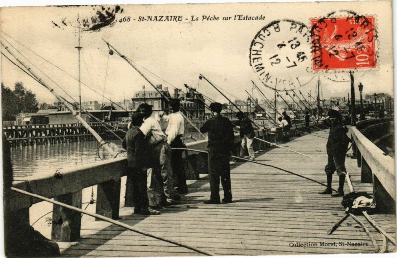 Carte postale ancienne Saint-Nazaire - La Peche sur l'Estacade à Saint-Nazaire