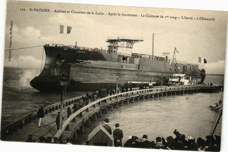 Carte postale ancienne Saint-Nazaire Ateliers et Chantiers de la Loire Apres le lancement à Saint-Nazaire