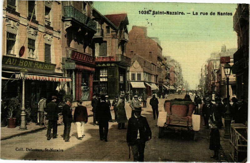 Carte postale ancienne Saint-Nazaire - La Rue de Nantes à Saint-Nazaire