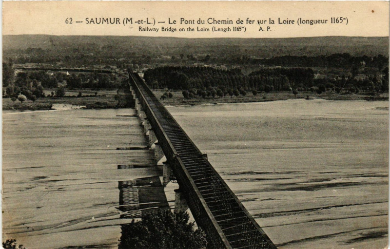 Carte postale ancienne Saumur - Le Pont du Chemin de fer sur la Loire à Saumur