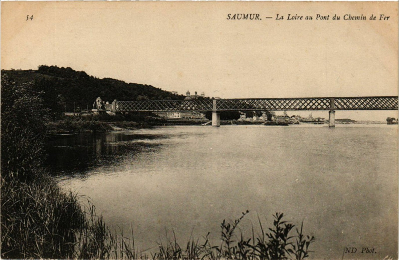 Carte postale ancienne Saumur - La Loire au Pont de Chemin de Fer à Saumur