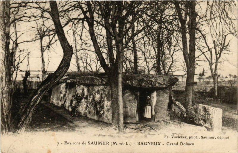 Carte postale ancienne Bagneux - Grand Dolmen - Env. de Saumur à Saumur