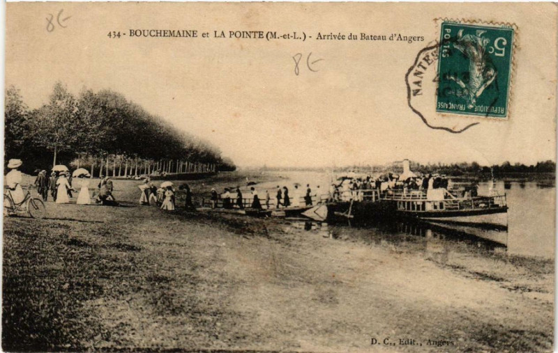 Carte postale ancienne Bouchemaine et La Pointe Arrivée du Bateau d'Angers à Bouchemaine