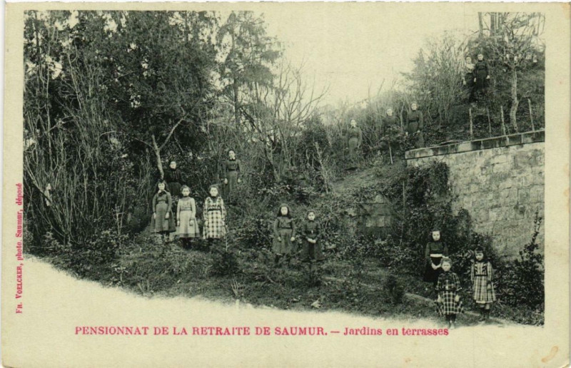 Carte postale ancienne Pensionnat de retraite de Saumur Jardins en terrasses à Saumur