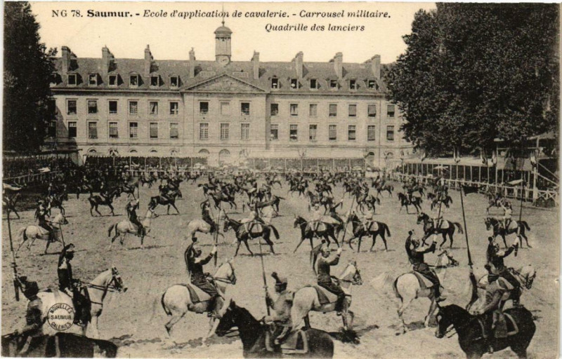 Carte postale ancienne Saumur Ecole d'application de Cavalerie Carrousel militaire à Saumur