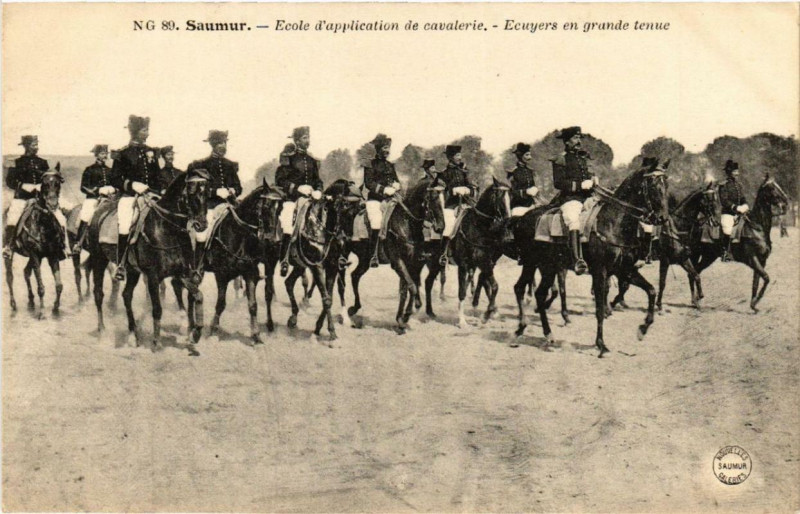 Carte postale ancienne Saumur Ecole d'application de Cavalerie Ecuyers en grande tenue à Saumur
