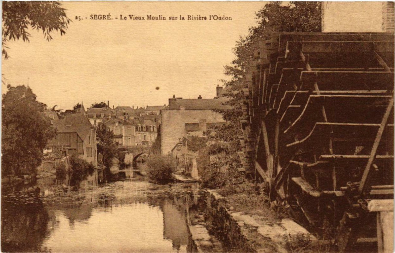 Carte postale ancienne Segre Le Vieux Moulin sur la Riviere l'Oudon