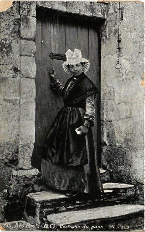 Carte postale ancienne Les Ponts-de-Ce Costume du pays