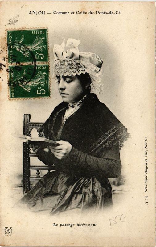 Carte postale ancienne Anjou Costume et Coiffe des Ponts-de-Ce Le Passage interessant