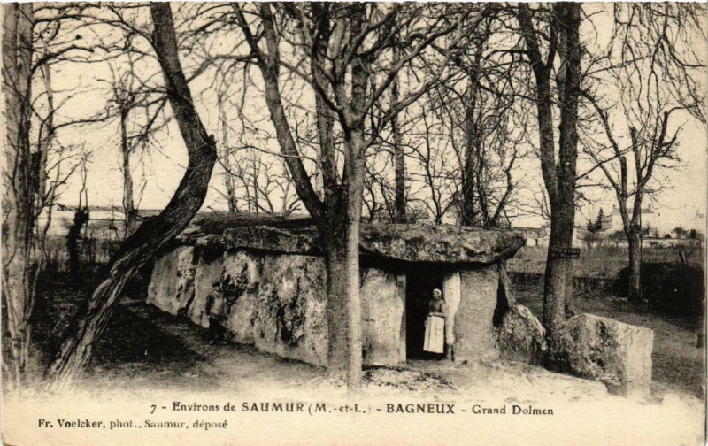 Carte postale ancienne Bagneux Grand Dolmen