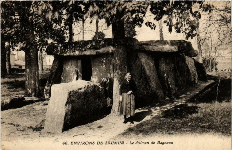 Carte postale ancienne Bagneux Le dolmen