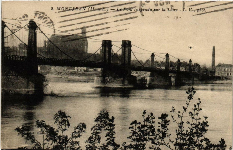 Carte postale ancienne Montjean Le Pont suspendu sur la Loire à Loiré