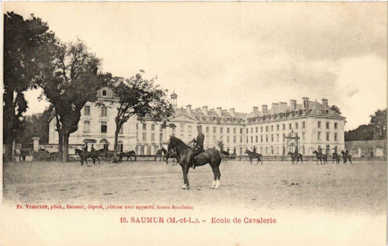 Carte postale ancienne Saumur Ecole de Cavalerie à Saumur