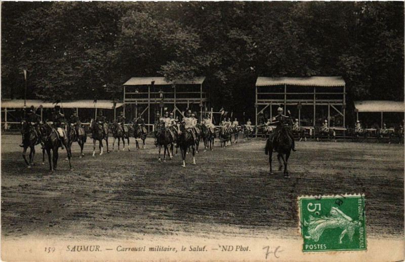 Carte postale ancienne Saumur Carrousel militaire le Saluf à Saumur
