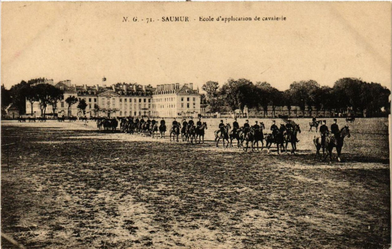 Carte postale ancienne Saumur Ecole d'application de Cavalerie à Saumur