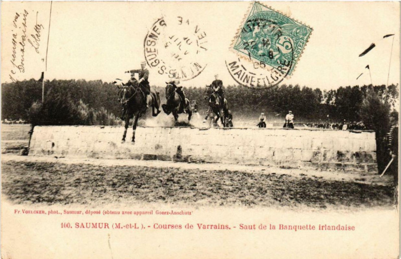 Carte postale ancienne Saumur Courses de Varrains Saut de la Banquette irlandaise à Saumur