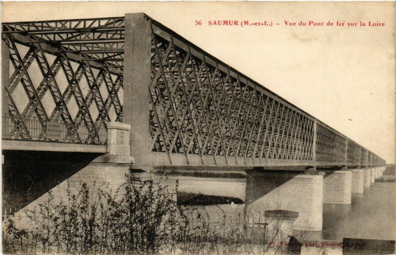 Carte postale ancienne Saumur - Vue du Pont de fer sur la Loire à Saumur