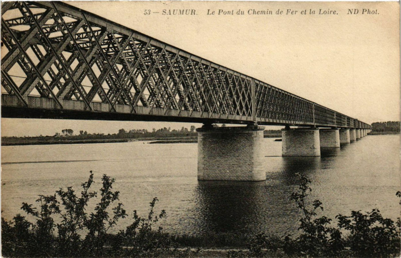 Carte postale ancienne Saumur - Le Pont du Chemin de fer et la Loire à Saumur