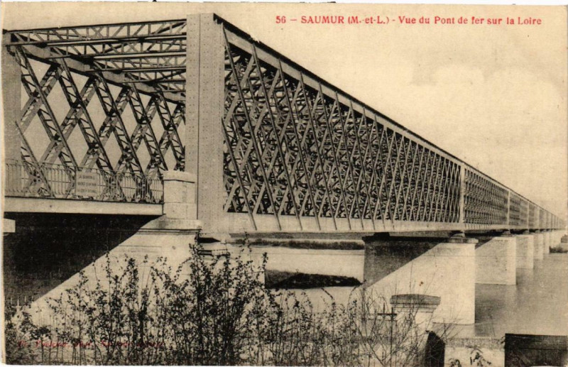 Carte postale ancienne Saumur Vue du Pont de fer sur la Loire à Saumur