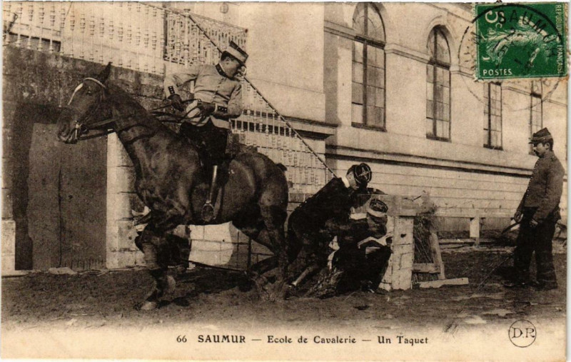 Carte postale ancienne Saumur Ecole de Cavalerie Un Taquet à Saumur
