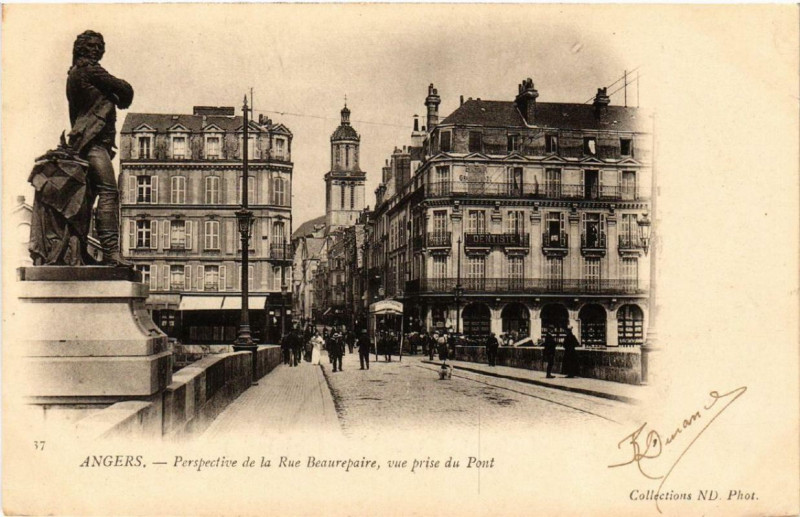 Carte postale ancienne Angers Perspective de la Rue Beaurepaire à Angers
