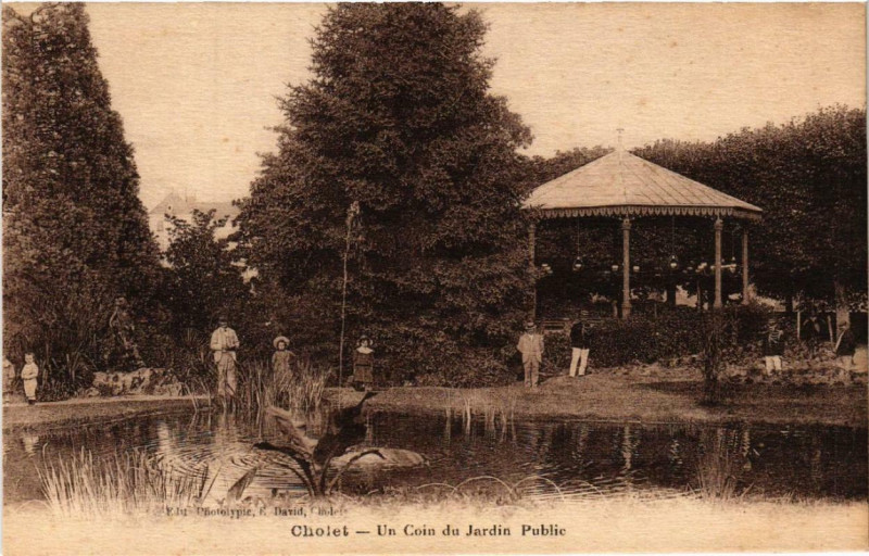 Carte postale ancienne Cholet Un Coin du Jardin Public à Cholet
