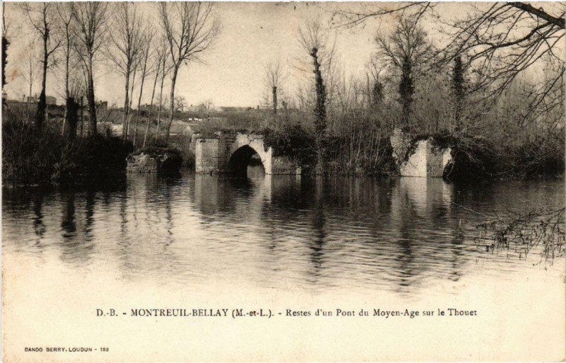 Carte postale ancienne Montreuil-Bellay Restes d'un Pont du Moyen-Age sur le Thouet à Montreuil-Bellay