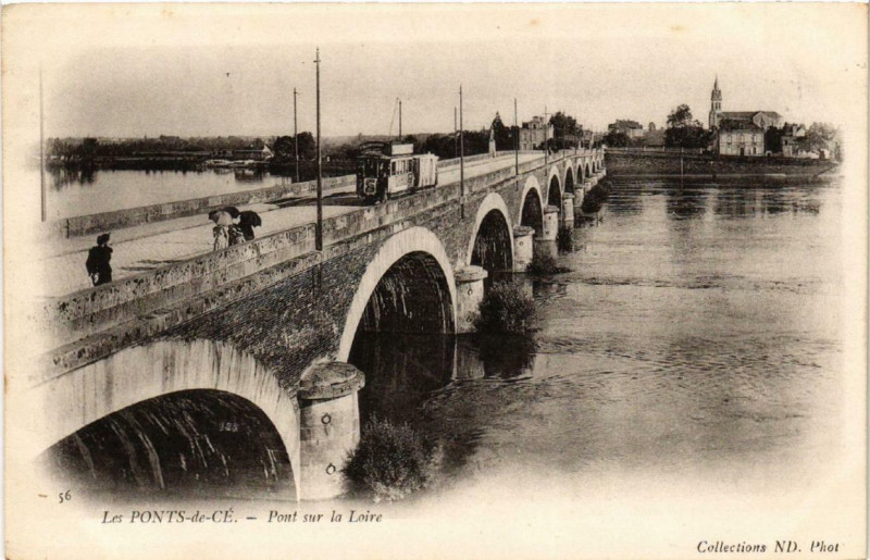 Carte postale ancienne Les Ponts-de-Ce Pont sur la Loire à Loiré