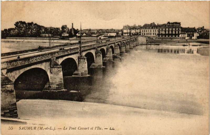 Carte postale ancienne Saumur Le Pont Cessart et l'Ile à Saumur
