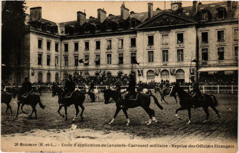 Carte postale ancienne Saumur Ecole d'application de Cavalerie Carrousel militaire à Saumur