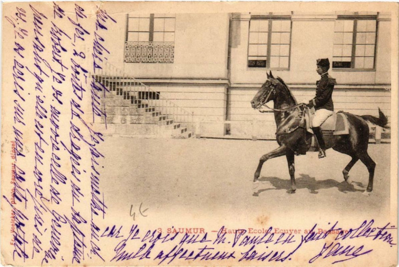 Carte postale ancienne Saumur Haute Ecole Ecuyer au Passage à Saumur