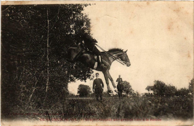 Carte postale ancienne Saumur Ecuyer sautant ue grande haie e la Ronde à Saumur