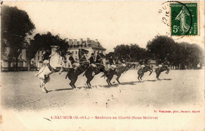 Carte postale ancienne Saumur Sauteurs en liberte Sous Maitres à Saumur