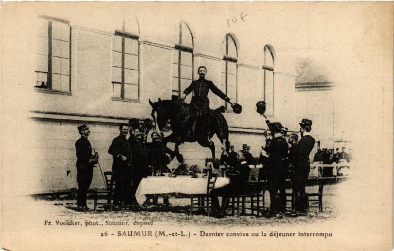 Carte postale ancienne Saumur Dernier Convive ou le Dejeuner interrompu à Saumur