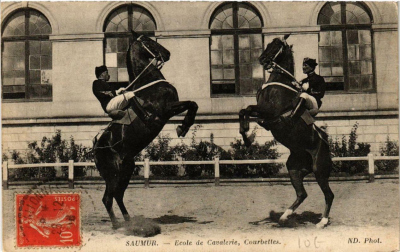 Carte postale ancienne Saumur Ecole de Cavalerie Courbettes à Saumur
