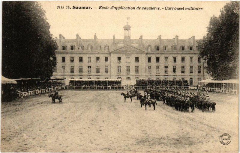 Carte postale ancienne Saumur Ecole d'application de Cavalerie Carrousel militaire à Saumur