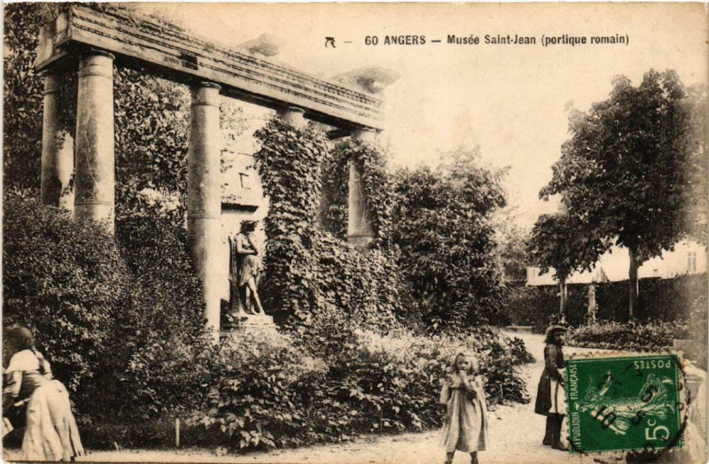 Carte postale ancienne Angers Musée Saint-Jean portique romain à Angers