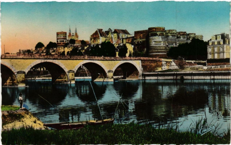 Carte postale ancienne Angers Le Pont de la Basse Chaine sur la Maine à Angers