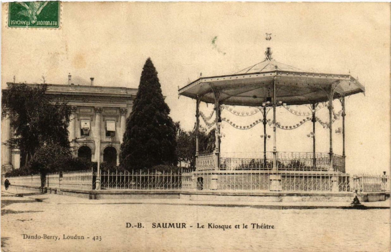 Carte postale ancienne Saumur Le Kiosque et le Théatre à Saumur