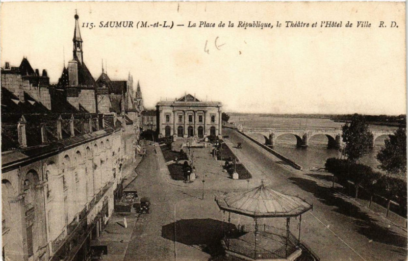Carte postale ancienne Saumur La Place de la Republique le Théatre à Saumur
