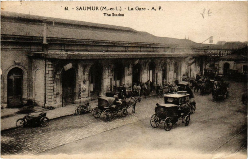 Carte postale ancienne Saumur La Gare The Station à Saumur