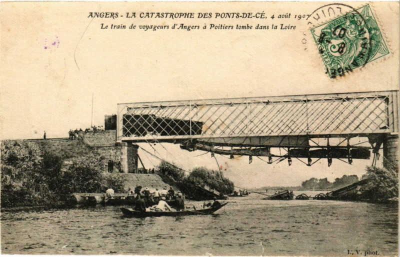 Carte postale ancienne Les Ponts-de-Ce - Angers - La Catastrophe - Le Train aux Ponts-de-Cé