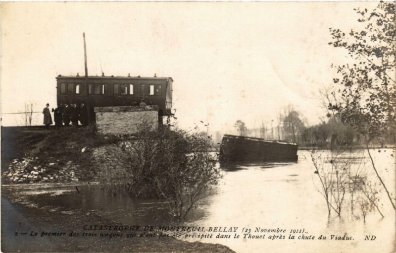 Carte postale ancienne Catastrophe Montreuil-Bellay le premier des trois wagons à Montreuil-Bellay