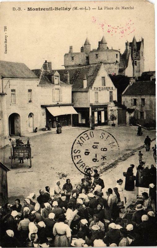 Carte postale ancienne Montreuil-Bellay La Place du Marche à Montreuil-Bellay
