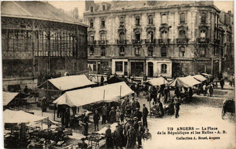Carte postale ancienne Angers La Place de la Republique et les Halles à Angers