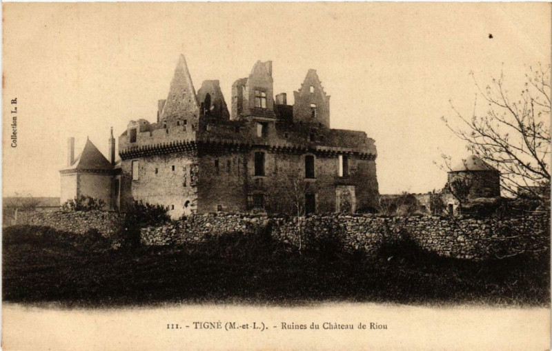 Carte postale ancienne Tigne Ruines du Chateau de Riou